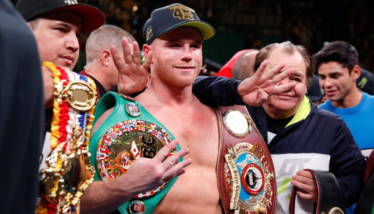 Canelo Alvarez en un combate por la unificacion de tres titulos