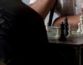 Rey enigma jugando ajedrez en la calle